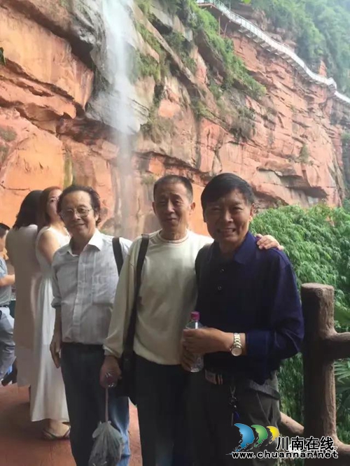 泸宜作家齐聚花田酒地 妙笔生花宣传纳溪景区(图4) 泸宜作家齐聚花田酒地 妙笔生花宣传纳溪景区(图4)