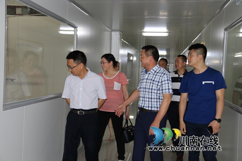 泸州市食药监局局长曾平率队督查合江县食品安全工作(图1) 泸州市食药监局局长曾平率队督查合江县食品安全工作(图1)