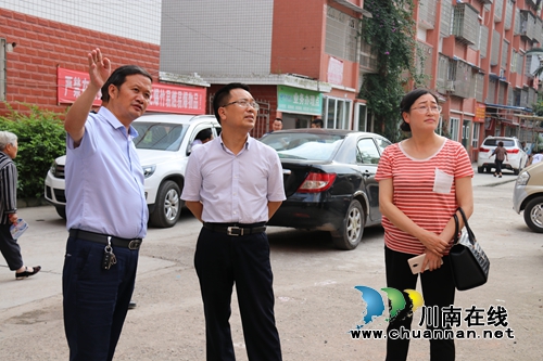 泸州市食药监局局长曾平率队督查合江县食品安全工作(图4) 泸州市食药监局局长曾平率队督查合江县食品安全工作(图4)