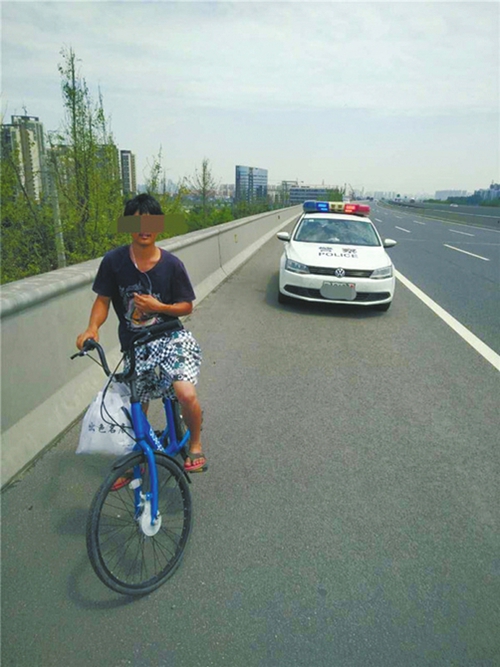宜宾95后男子骑车上高速 称“想回家看孩子”(图1) 宜宾95后男子骑车上高速 称“想回家看孩子”(图1)