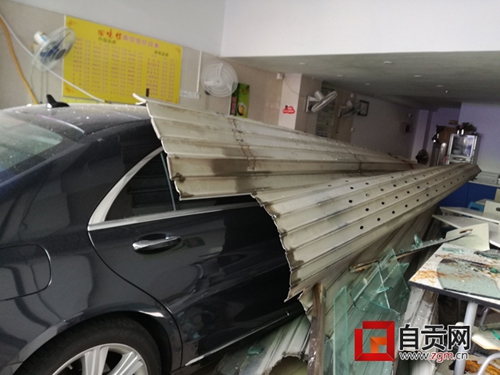 自贡:奔驰车闯入面馆 撞翻路边两乘凉老太(图3) 自贡:奔驰车闯入面馆 撞翻路边两乘凉老太(图3)