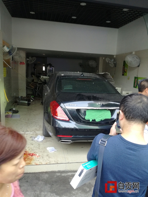 自贡:奔驰车闯入面馆 撞翻路边两乘凉老太(图4) 自贡:奔驰车闯入面馆 撞翻路边两乘凉老太(图4)