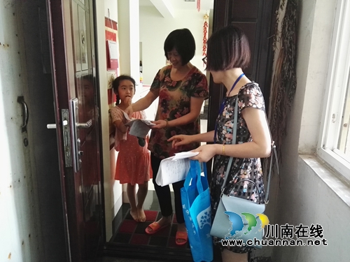 大山坪街道三道桥社区开展“送廉礼&nbsp;齐文明”公益活动(图1)