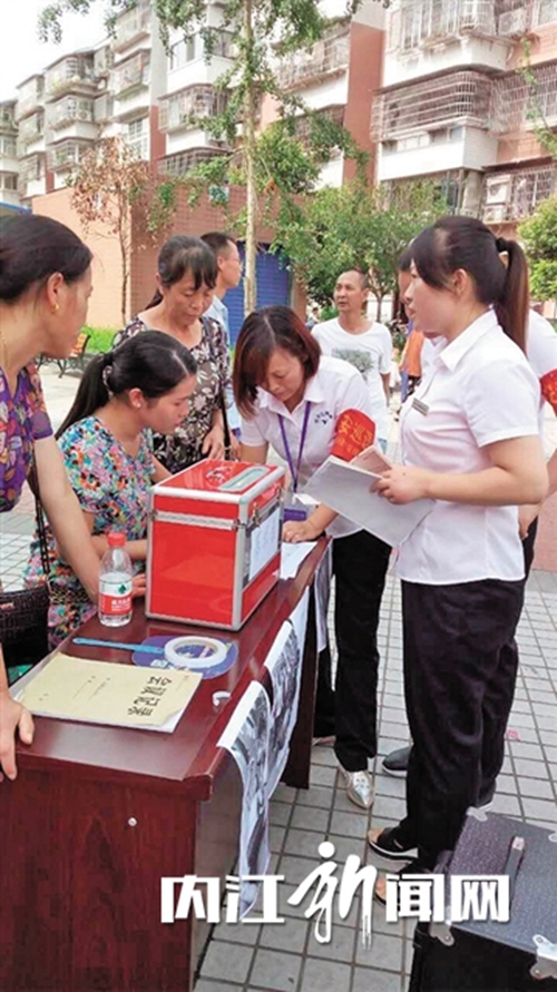 内江:大火让贫困户雪上加霜 市民踊跃捐款(图1) 内江:大火让贫困户雪上加霜 市民踊跃捐款(图1)