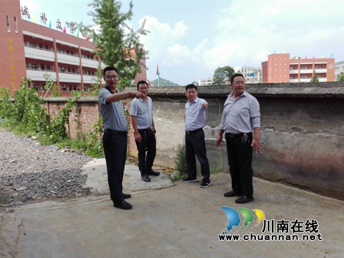 古蔺县教育局局长王鑫到土城小学指导防汛避灾工作(图1) 古蔺县教育局局长王鑫到土城小学指导防汛避灾工作(图1)
