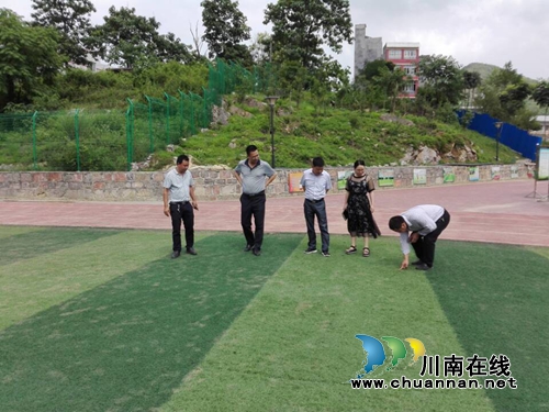 古蔺县教育局局长王鑫到土城小学指导防汛避灾工作(图2) 古蔺县教育局局长王鑫到土城小学指导防汛避灾工作(图2)