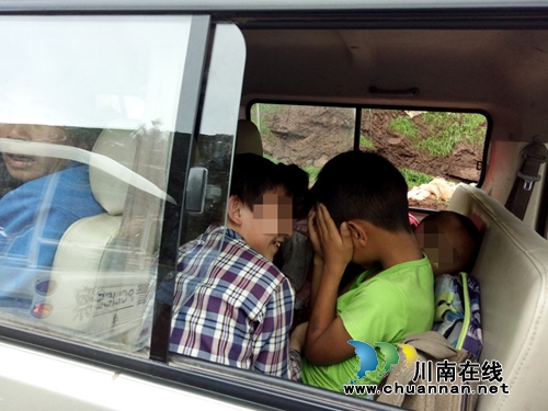 古蔺县面包车塞进17人严重超载 被民警及时制止(图3) 古蔺县面包车塞进17人严重超载 被民警及时制止(图3)