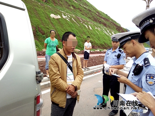 古蔺县面包车塞进17人严重超载 被民警及时制止(图4) 古蔺县面包车塞进17人严重超载 被民警及时制止(图4)