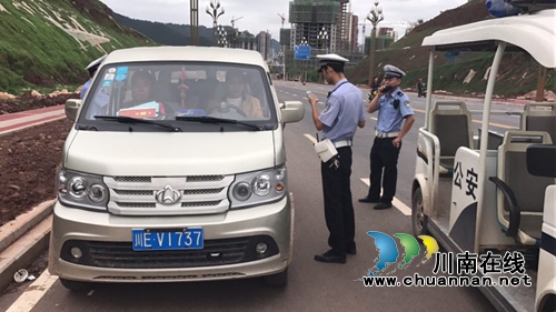 古蔺县面包车塞进17人严重超载 被民警及时制止(图5) 古蔺县面包车塞进17人严重超载 被民警及时制止(图5)