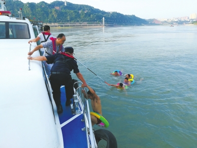 汛期游泳遇险 宜宾5人金沙江中被救起(图1) 汛期游泳遇险 宜宾5人金沙江中被救起(图1)