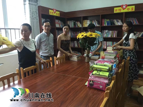 泸州龙腾文化培训学校到市儿童福利院献爱心(图3)
