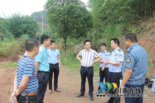 赵滨率队督导宜宾县泥溪镇道路交通安全综合治理工作(图1)