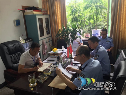 宜宾筠连县交警大队检查指导农村交通管理工作(图2) 宜宾筠连县交警大队检查指导农村交通管理工作(图2)