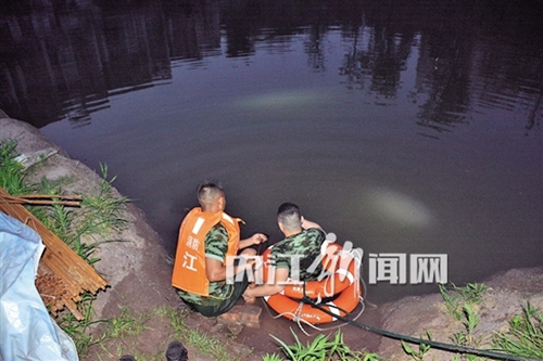 疑因捡钱坠水 内江一男子不幸溺亡(图1) 疑因捡钱坠水 内江一男子不幸溺亡(图1)