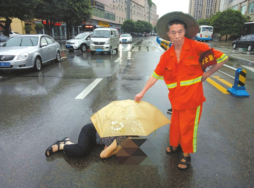 内江七旬老太遭遇车祸 暖心环卫工撑伞守护(图1) 内江七旬老太遭遇车祸 暖心环卫工撑伞守护(图1)