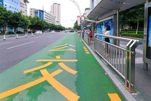 泸州创文:6个公交站新增“排队上下车”设施(图1) 泸州创文:6个公交站新增“排队上下车”设施(图1)