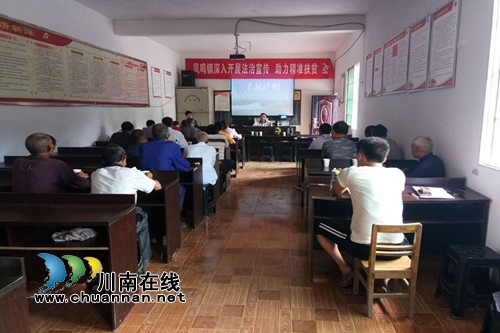 合江县凤鸣司法所开展法治宣传 助力精准扶贫(图1) 合江县凤鸣司法所开展法治宣传 助力精准扶贫(图1)