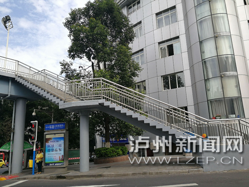 涂装人行天桥治理 泸州19座人行天桥换新颜(图1) 涂装人行天桥治理 泸州19座人行天桥换新颜(图1)