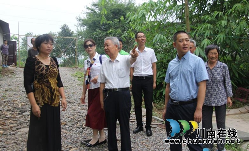 泸州市扶贫基金会会长梅兴岗到泸县云龙镇调研(图1) 泸州市扶贫基金会会长梅兴岗到泸县云龙镇调研(图1)