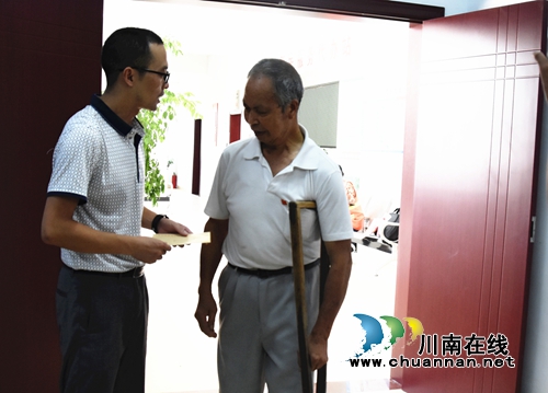 龙马潭区行政审批局：深入开展两学一做&nbsp;讲党课送慰问到村(图2)