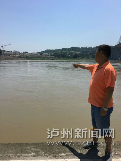 泸州七旬大爷救起落水小孩 过程不到1分钟!(图1) 泸州七旬大爷救起落水小孩 过程不到1分钟!(图1)
