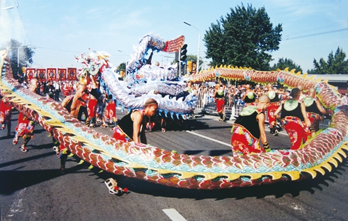 吴公望：巧手执画笔&nbsp;赋予“东方彩龙”新生命(图1)