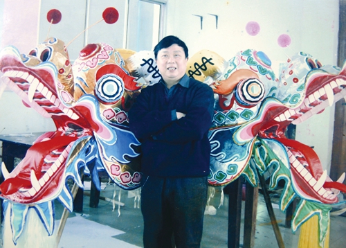 吴公望：巧手执画笔&nbsp;赋予“东方彩龙”新生命(图2)