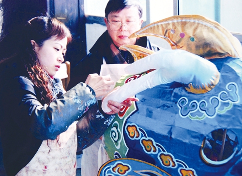 吴公望：巧手执画笔&nbsp;赋予“东方彩龙”新生命(图3)