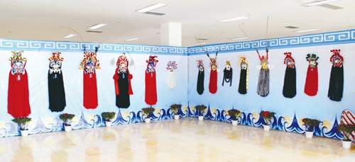 吴公望：巧手执画笔&nbsp;赋予“东方彩龙”新生命(图5)