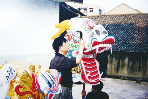 吴公望：巧手执画笔&nbsp;赋予“东方彩龙”新生命(图6)