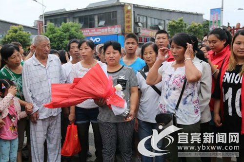 离别27年回到家&nbsp;被拐女子与亲人相拥而泣(图1)