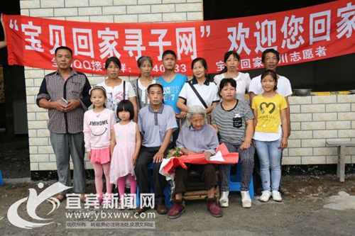 离别27年回到家&nbsp;被拐女子与亲人相拥而泣(图2)