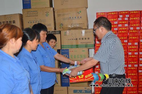 泸州市总工会党组书记、副主席张正平到企业送清凉(图1) 泸州市总工会党组书记、副主席张正平到企业送清凉(图1)
