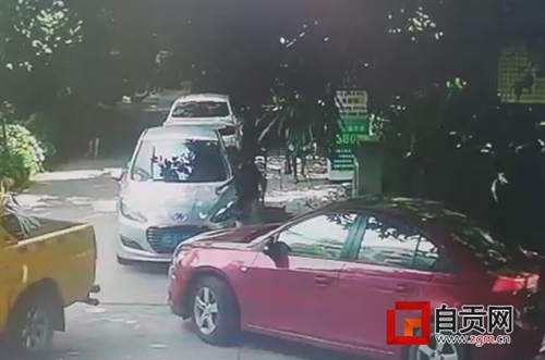 自贡：车主停车遮挡人行道&nbsp;半小时不到车被划(图4)