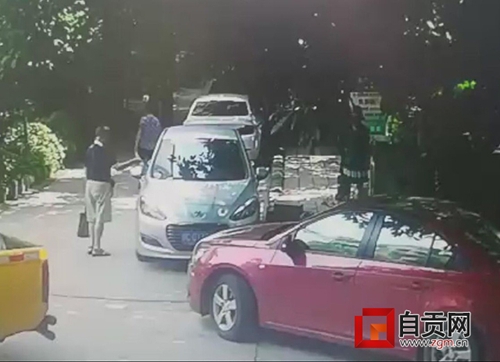 自贡：车主停车遮挡人行道&nbsp;半小时不到车被划(图3)