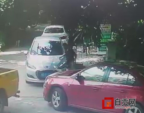 自贡：车主停车遮挡人行道&nbsp;半小时不到车被划(图2)