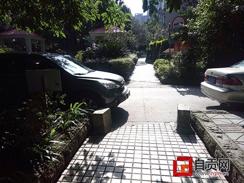 自贡：车主停车遮挡人行道&nbsp;半小时不到车被划(图5)