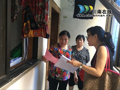 泸州高新区:组织人员进社区入户宣传 掀“创文”新高潮(图2) 泸州高新区:组织人员进社区入户宣传 掀“创文”新高潮(图2)