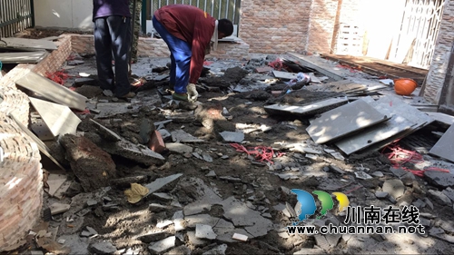 业主私自“圈地” 红星街道拆除“私家花园”(图1) 业主私自“圈地” 红星街道拆除“私家花园”(图1)