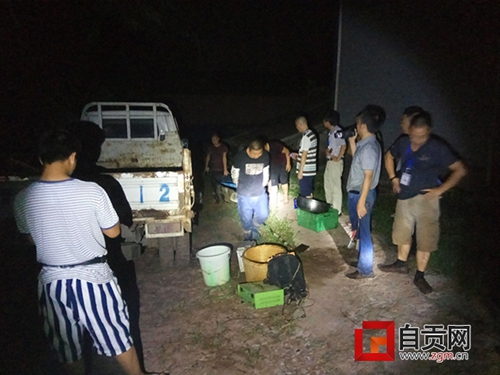 开车拖船走到哪电到哪&nbsp;自贡三名电鱼人被逮住(图1)