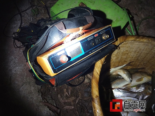 开车拖船走到哪电到哪&nbsp;自贡三名电鱼人被逮住(图3)