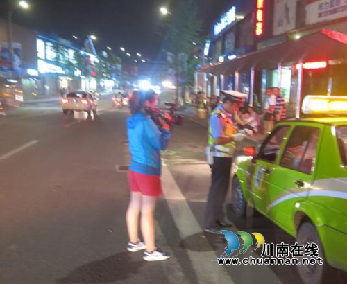 泸州交警：邀请记者随警作战&nbsp;强化夜间集中整治效果(图1)
