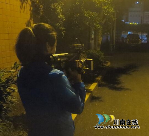 泸州交警：邀请记者随警作战&nbsp;强化夜间集中整治效果(图2)