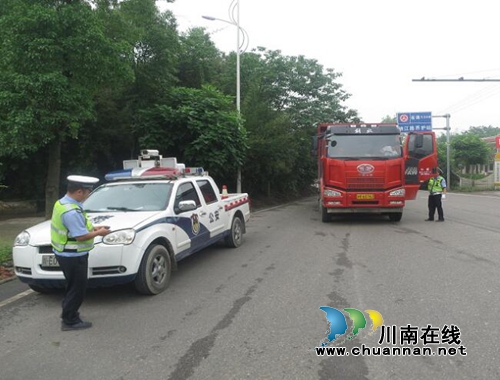 泸州交警扎实开展货车整治&nbsp;做好汛期事故预防工作(图1)