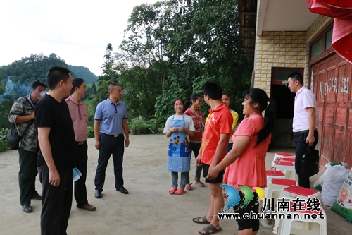 泸州国家高新区组织赴群英村开展脱贫攻坚工作(图1)