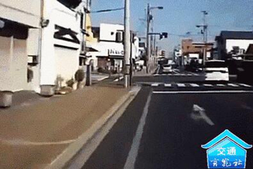 泸州公交一再强调严禁疲劳驾驶 后果太严重!(图2) 泸州公交一再强调严禁疲劳驾驶 后果太严重!(图2)