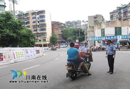 泸州交警四大队：专项整治城区摩托车&nbsp;推进夏季汛期道路交管工作(图1)