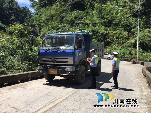 宜宾筠连县交警大队严查货运车辆非法改装(图1) 宜宾筠连县交警大队严查货运车辆非法改装(图1)