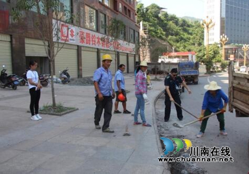 古蔺县住建局拆除水泥斜坡还路于民(图2) 古蔺县住建局拆除水泥斜坡还路于民(图2)