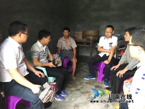 宜宾南溪区副区长谢明春深入汪家镇慰问贫困户、困难党员(图1) 宜宾南溪区副区长谢明春深入汪家镇慰问贫困户、困难党员(图1)
